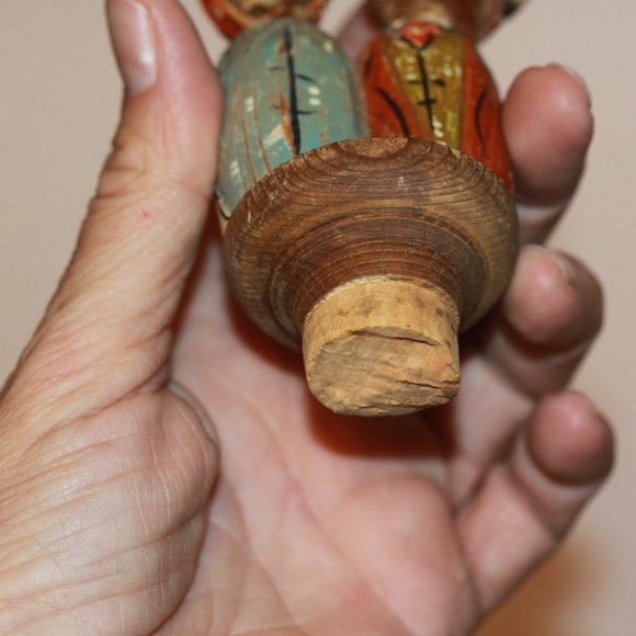 Vintage ANRI Kissing Couple Hand Carved Wood Wine Bottle Topper Stopper Cork - Picture 4 of 4